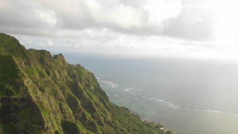 Drone-Alrededor-De-Las-Montañas-Ko&#39;olau-En-Oahu-En-Hawai&#39;i-Al-Amanecer