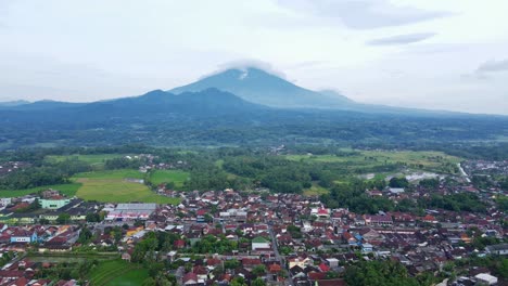 Luftaufnahme-Einer-Wunderschönen-Landschaft-Mit-Blick-Auf-Die-Berge-Im-Hintergrund