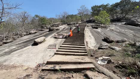 Dos-Mujeres-Escalando-Montañas-En-El-Templo-Maa-Kauleshwari,-Chatra-En-Jharkhand