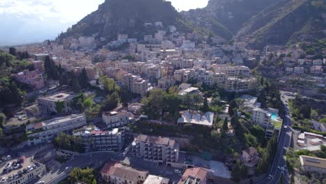 Toma-Aérea-Del-Lado-Norte-De-La-Famosa-Taormina,-Sicilia,-Italia