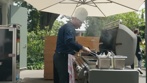 Ein-Koch-Kocht-Draußen-Auf-Einem-Großen-Grill-Fleisch-Für-Ein-Restaurant