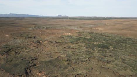 Vuelo-De-Drones-Sobre-La-árida-Meseta-Volcánica-Del-Sur-De-Islandia-Cerca-De-Detifoss