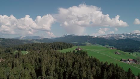 Antena-De-Lagos,-Bosques-Y-Montañas-En-La-Suiza-Rural