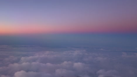 Blick-Auf-Den-Abendhimmel-Aus-Dem-Flugzeugfenster-Mit-Einer-Rötlich-violetten-Farbe