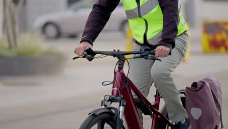 Hombre-En-Bicicleta-Por-Las-Calles-En-Un-Tiro-Inclinado-En-Cámara-Lenta