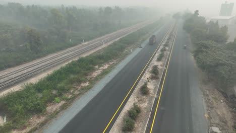 Drohne-Fliegt-Rückwärts-über-Sahiwal-Zur-Multan-Road-In-Punjab,-Es-Ist-Sehr-Neblig