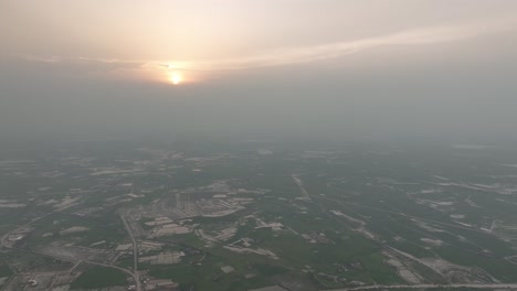 Sehr-Hoher-Drohnenschuss-Von-Badin,-Pakistan-Bei-Sonnenuntergang