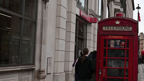 La-Famosa-Cabina-Telefónica-De-Londres,-Reino-Unido