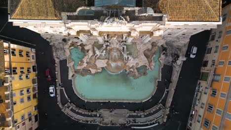 Fontana-De-Trevi-Al-Amanecer:-Disparo-Desde-Arriba-Con-Un-Dron-En-Roma,-Italia