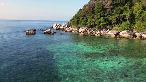 Seychellen-Strand-Palmen-Glatte-Felsen