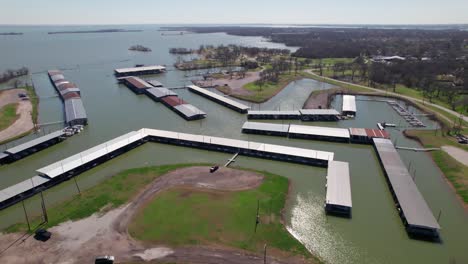 Este-Es-Un-Video-Aéreo-Del-Puerto-Deportivo-Con-Vista-Al-Lago-En-Lake-Dallas.