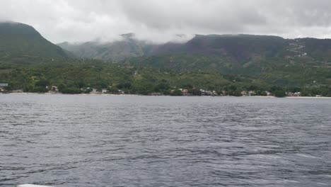 Weite-Aufnahme-Einer-Malerischen-Landschaft-Auf-Den-Philippinen-Beim-Überqueren-Des-Flusses-Mit-Einem-Boot