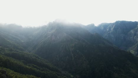 Paisaje-Montañoso-En-Miradouro-Eira-Do-Serrado-En-Las-Islas-De-Madeira-En-Funchal,-Portugal