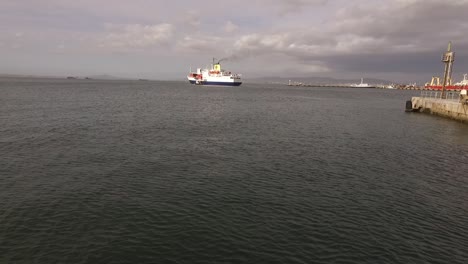 Schiff-Verlässt-Den-Hafen-Von-Kapstadt