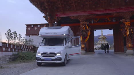 Ein-Wohnmobil,-Das-Bei-Sonnenuntergang-Im-Tibetischen-Tempel-Geparkt-Ist