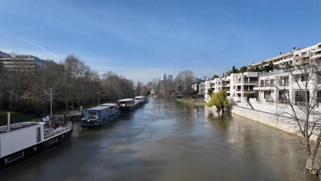Boote-Vertäut-Am-Fluss-In-Neuilly-sur-Seine,-Frankreich