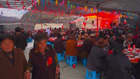 Multitud-De-Invitados-A-La-Recepción-De-Una-Boda-Tibetana.