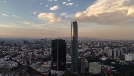 Luftaufnahme-Des-Sonnenuntergangs-Von-Einem-Der-Höchsten-Wolkenkratzer-In-Mexiko-Stadt