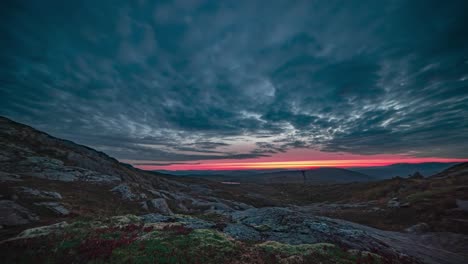 Dramatischer-Sonnenuntergang-über-Der-Norwegischen-Tundra