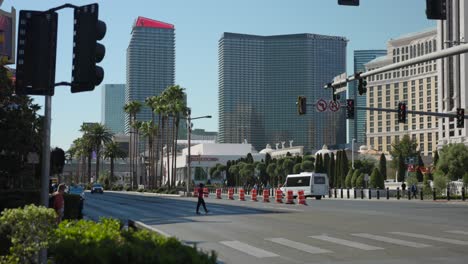 Tráfico-Urbano-Por-Carretera-Con-Dos-Autobuses-De-Dos-Pisos-En-Las-Vegas,-Estados-Unidos