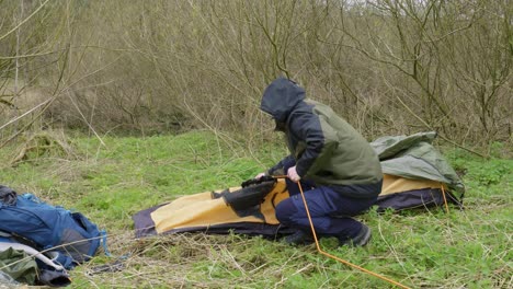 Un-Entusiasta-Solitario-Del-Aire-Libre-Está-Montando-Su-Tienda-Como-Un-Campamento-Ubicado-En-El-Bosque-De-Thetford,-En-Brandon,-Reino-Unido.