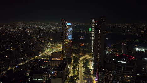 Drone-Acercándose-A-La-Torre-Bbva-México,-Parpadeando-En-Colores-De-Año-Nuevo