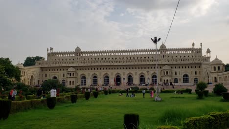 Hoch-Aufragende-Minarette-Der-Asaf-Moschee-In-Der-Nähe-Des-Historischen-Muslimischen-Komplexes-Bara-Imambara