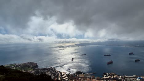 Luftaufnahme-über-Der-Straße-Von-Gibraltar-Mit-Schnell-Ziehenden-Wolken-Und-Dem-Atlantischen-Ozean-Im-Hintergrund