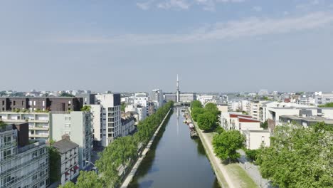 Aerial-travelling-drone-shot-of-Rennes,-Bretagne,-France,-quai-de-la-Prévalaye,-le-Mabilay