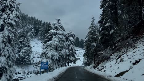 Snow-in-pahalgm,-Kashmir:-A-Snowy-Adventure-in-the-Himalayan-Region-Anantnag---snow-on-roads,-Snowboarding,-and-Majestic-View