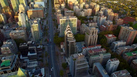 Luftdrohne-Fliegt-über-Die-Straßen-Von-Santiago-De-Chile,-Apoquindo-Avenue,-Südamerikanische-Hauptstadt-Mit-New-Yorker-Architekturstil,-Panorama-Bei-Tageslicht