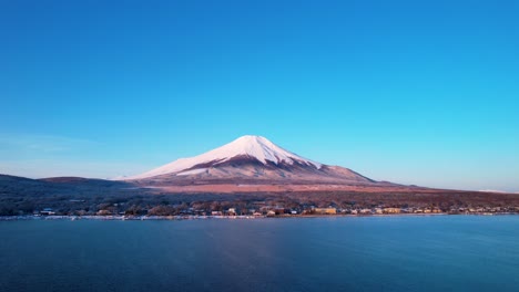 Drohne-Des-Fuji-über-Dem-See,-Sonnenaufgang-Und-Blauer-Himmel