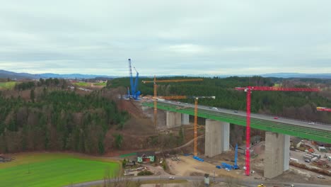 Grúas-Torre-En-El-Nuevo-Puente-De-La-Autopista-En-Austria