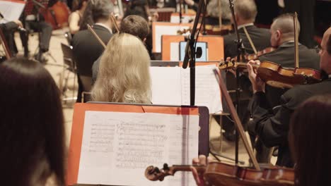 Orchesterband-Spielt-Italienische-Oper-Auf-Der-Bühne-Der-Sun-Yat-Sen-Memorial-Hall-Für-Chinesisches-Publikum