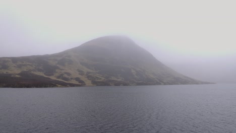 Statische-Aufnahme-Von-Dichtem-Nebel,-Der-über-Den-White-Coomb-Mountain-In-Schottland-Zieht