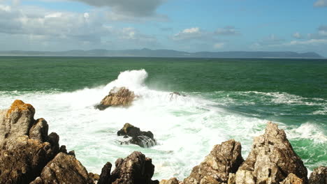 Welle-Bricht-Gegen-Großen-Felsen-Im-Meer-Und-Verursacht-Schäumende-Gischt,-Hermanus