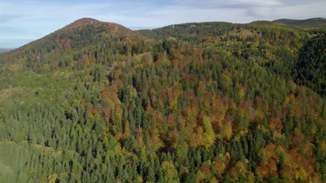 órbita-Aérea-Sobre-El-Paisaje-Rural-Deshabitado-Con-Bosque-De-Montaña-Otoñal-Durante-La-Temporada-De-Otoño