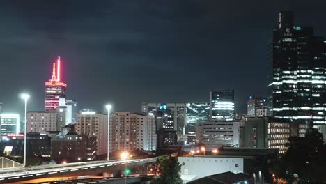 Noche-Peligrosa-En-Ciudad-Del-Cabo-Bajo-Un-Cielo-Espectacular-Sobre-Torres-Modernas-En-Sudáfrica