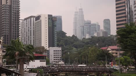 Blick-Auf-Den-Fluss-Mit-Blick-Nach-Oben-Zu-Den-Petronas-Twin-Towers-In-Kuala-Lumpur,-Malaysia