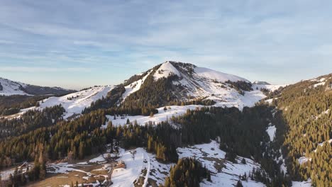 El-Toque-Del-Invierno-En-Los-Picos-De-Amden-Al-Anochecer,-Suiza
