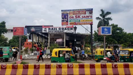 Eisenbahnwaggon-Restaurant-Vor-Dem-Bahnhof-Von-Lucknow