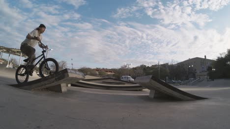 Un-Ciclista-De-Bmx-Hace-Un-Enorme-180-En-La-Rampa-Del-Skatepark-En-Cámara-Extremadamente-Lenta,-800-Fps-En-Un-Truco-De-Bicicleta-Al-Amanecer-De-4k