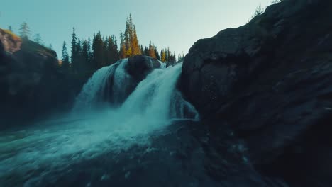 FPV-Drohne-Fliegt-Auf-Einen-Wasserfall-Zu