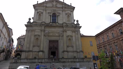 Pov-Beim-Spaziergang-Am-Zentralen-Platz-Von-Mondovì-Vorbei