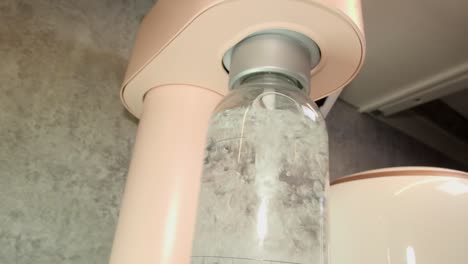 Küchengerät:-Sprudelwasser-Wird-Mit-Einem-Soda-Automaten-Mit-CO2-Hergestellt