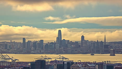 Puente-De-La-Bahía-De-San-Francisco-oakland-Y-El-Horizonte-De-San-Francisco-Al-Otro-Lado-De-La-Bahía-En-California,-Estados-Unidos