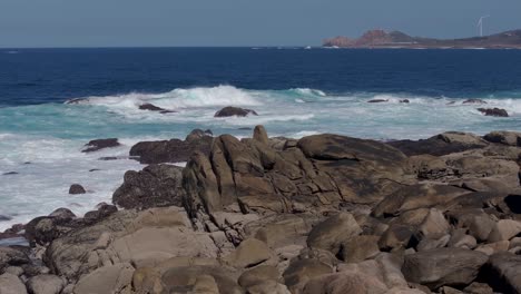 Raue-Wellen-Brechen-Sich-An-Der-Zerklüfteten-Küste-Von-Muxia-In-Galacia,-A-Coruna,-Spanien