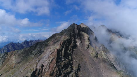 Toma-Aérea-De-Drones-Del-Majestuoso-Pico-De-La-Montaña-Rocosa