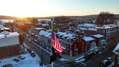 Bandera-Americana-Ondeando-En-La-Ciudad-De-Estados-Unidos-Durante-El-Atardecer-De-Invierno