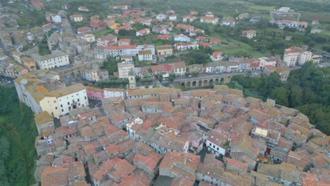 Vista-Aérea-De-Farnese-En-Un-Día-De-Otoño